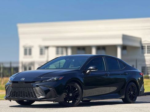 Used 2025 Toyota Camry SE w/ Convenience Package FWD image 1