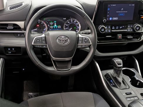 Used 2024 Toyota Highlander LE AWD/4WD image 4