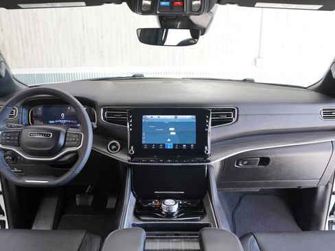 Used 2024 Jeep Wagoneer L Series II w/ Flexible Seating Group image 18