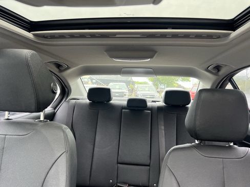 Used 2018 BMW 320i xDrive Sedan w/ Convenience Package AWD/4WD image 31