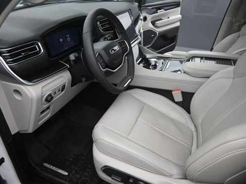 Used 2024 Jeep Wagoneer Base w/ Convenience Group I image 9