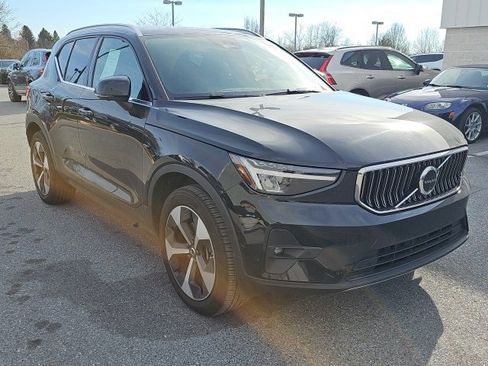 Used 2025 Volvo XC40 B5 Plus image 1