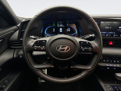 Used 2025 Hyundai Elantra Sport image 12