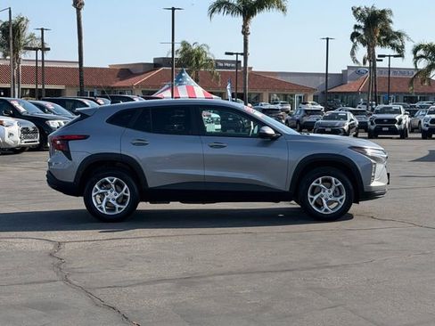 Used 2025 Chevrolet Trax LS w/ LS Convenience Package FWD image 4
