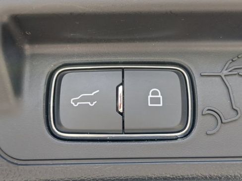 Used 2023 Ford Explorer XLT AWD/4WD image 16