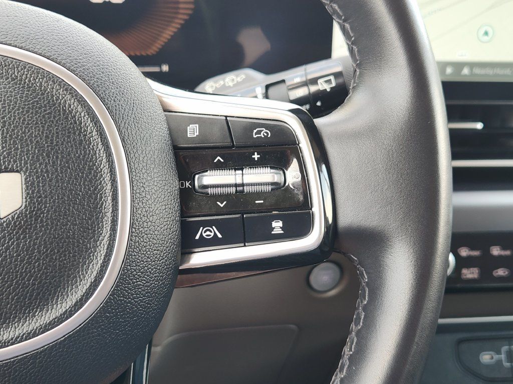 Used 2025 Kia Carnival FWD image 28