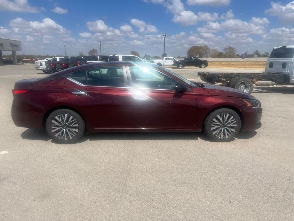 Used 2025 Nissan Altima 2.5 SV FWD image 6