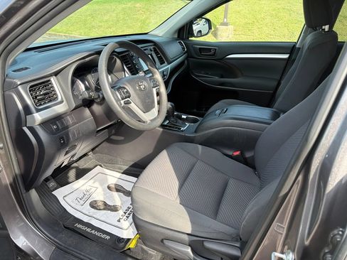 Used 2019 Toyota Highlander LE FWD image 23