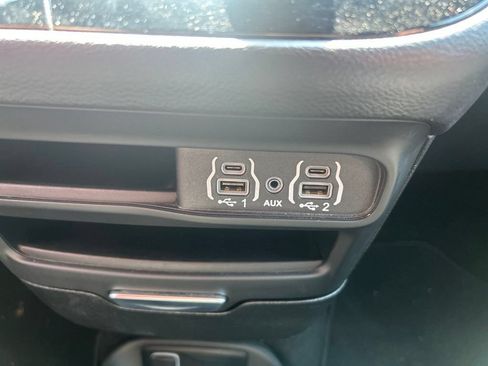 Used 2025 Chrysler Pacifica Select FWD image 30
