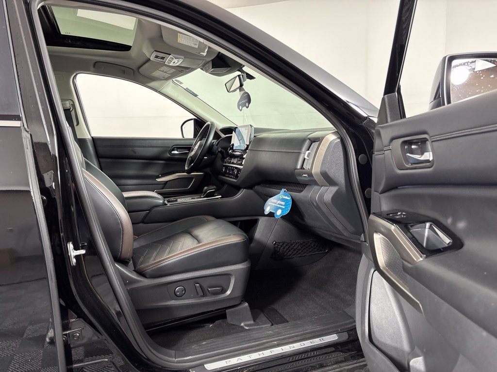 Used 2023 Nissan Pathfinder Platinum w/ Cargo Package AWD/4WD image 6