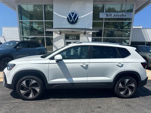 Used 2025 Volkswagen Taos SE w/ Panoramic Sunroof Package AWD/4WD image 3