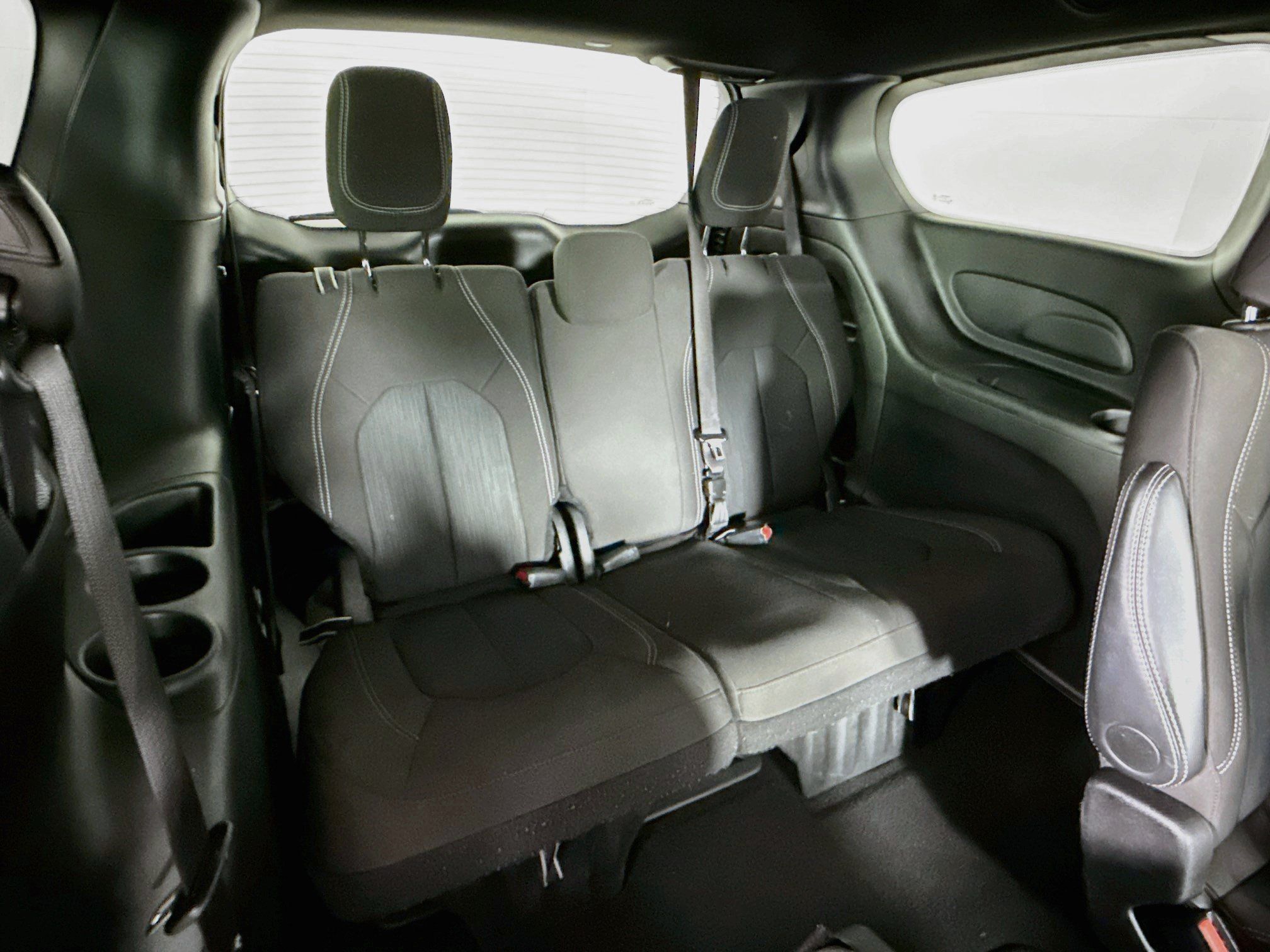 Used 2024 Chrysler Pacifica Touring FWD image 33