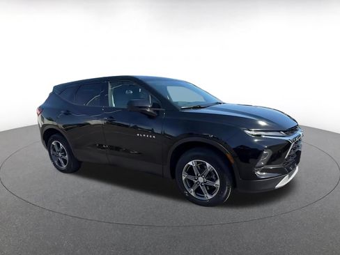 Used 2025 Chevrolet Blazer LT FWD image 2