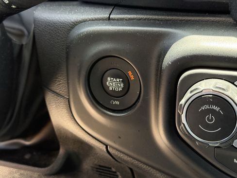 Used 2022 Jeep Gladiator Sport AWD/4WD image 25
