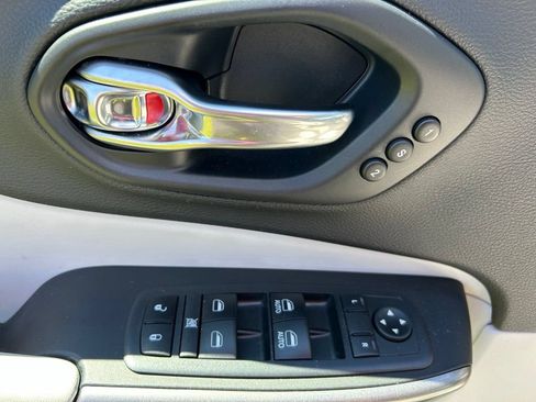 Used 2019 Jeep Cherokee Limited w/ Luxury Group AWD/4WD image 14