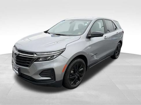 Used 2023 Chevrolet Equinox LS w/ LS Convenience Package AWD/4WD image 3