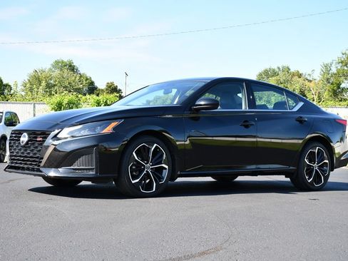 Used 2024 Nissan Altima 2.5 SR AWD/4WD image 3