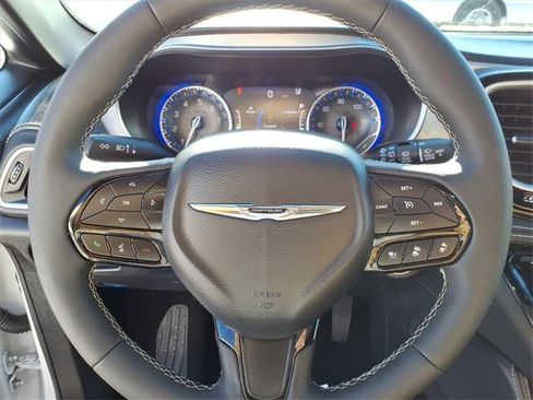 Used 2025 Chrysler Pacifica Limited image 10