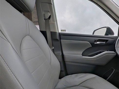 Used 2021 Toyota Highlander XLE image 30