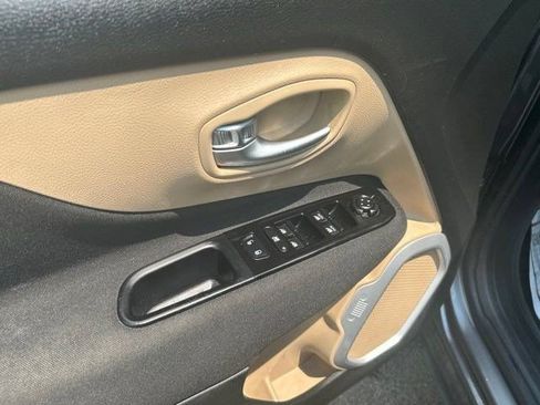Used 2020 Jeep Renegade Latitude FWD image 11