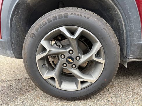 Used 2025 Chevrolet Trax LT FWD image 9