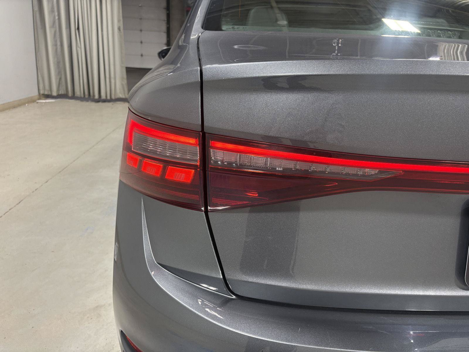 Used 2025 Volkswagen Jetta SE FWD image 33
