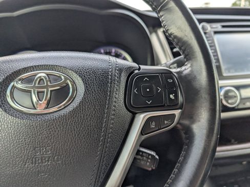 Used 2018 Toyota Highlander XLE image 16