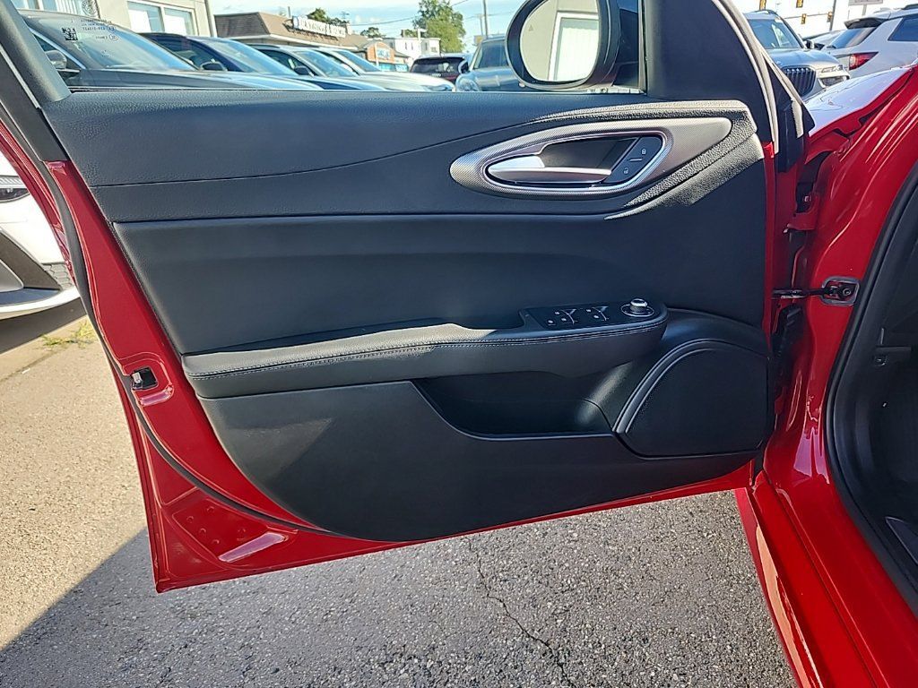 Used 2024 Alfa Romeo Giulia Veloce AWD/4WD image 9