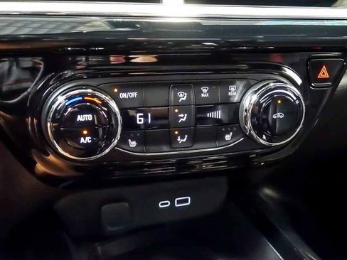 Used 2025 Chevrolet Trax RS w/ Sunroof Package FWD image 23