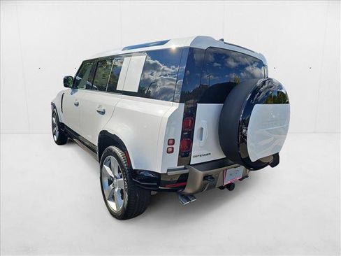 Used 2025 Land Rover Defender 110 X-Dynamic SE AWD/4WD image 3
