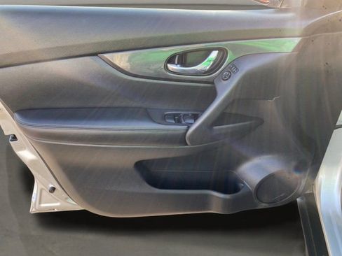 Used 2019 Nissan Rogue SV image 17