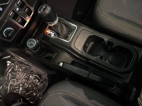 Used 2025 Jeep Wrangler Sahara image 40