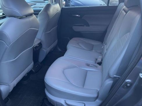 Used 2021 Toyota Highlander XLE image 6