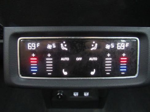 Used 2019 Audi e-tron Prestige w/ Prestige Package image 33