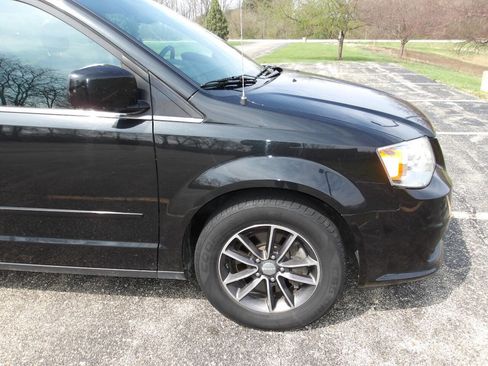 Used 2017 Dodge Grand Caravan SXT w/ Driver Convenience Group image 27