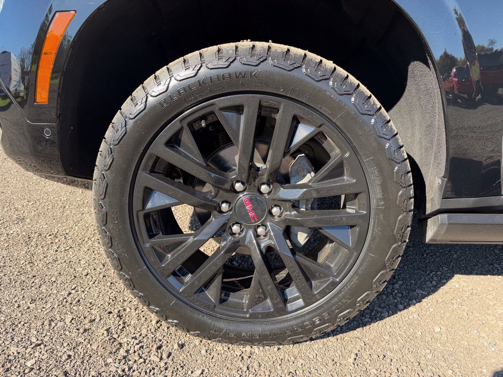 Used 2025 GMC Yukon AT4 Ultimate w/ LPO, Floor Liner Package AWD/4WD image 17