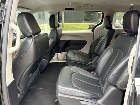Used 2024 Chrysler Pacifica Select image 28