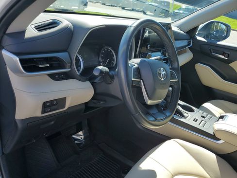 Used 2023 Toyota Highlander XLE AWD/4WD image 20