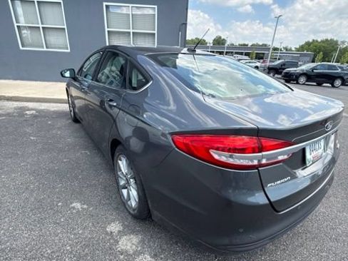 Used 2017 Ford Fusion SE w/ Fusion SE Technology Package FWD image 9