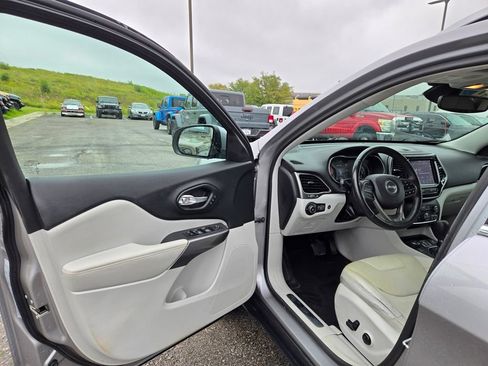 Used 2019 Jeep Cherokee Limited w/ Luxury Group AWD/4WD image 14