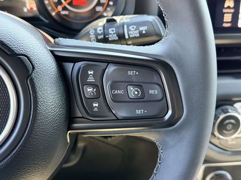 Used 2025 Jeep Wrangler Unlimited Rubicon AWD/4WD image 9