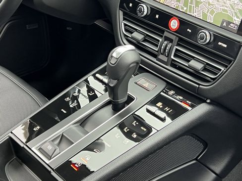Certified 2025 Porsche Macan image 35