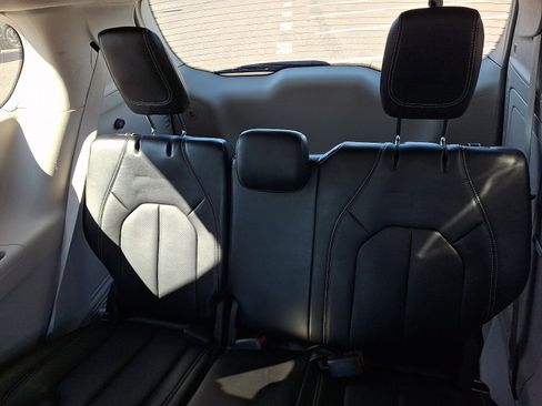 Used 2024 Chrysler Pacifica Limited FWD image 10