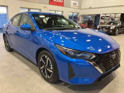 Used 2025 Nissan Sentra SV image 3