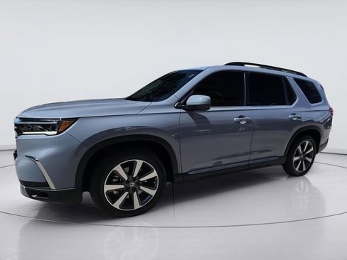 Used 2025 Honda Pilot Touring image 4