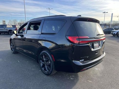 Certified 2025 Chrysler Pacifica Limited image 4