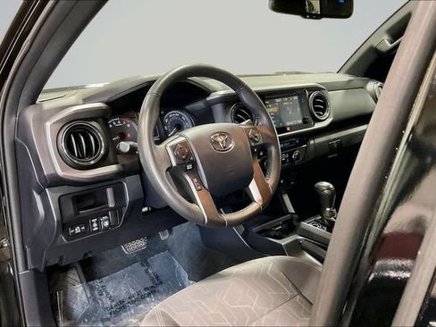 Used 2017 Toyota Tacoma TRD Off-Road AWD/4WD image 15