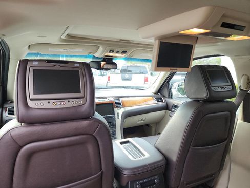 Used 2009 Cadillac Escalade Platinum image 28
