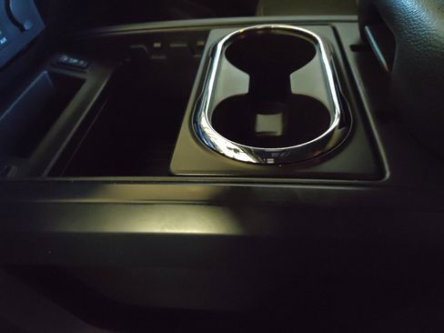 Used 2018 Nissan Titan SV w/ SV Convenience Package image 26