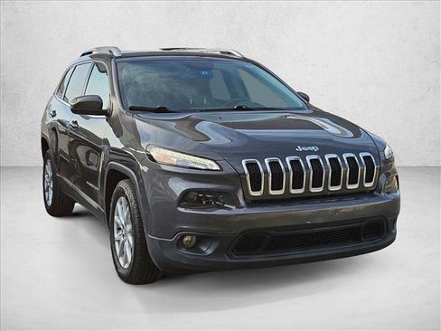 Used 2017 Jeep Cherokee Latitude image 3